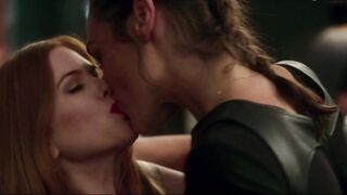 Gal Gadot and Isla Fisher make out session