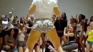 Sometimes even fully clothed twerking is enough to make you say ''dayum'' [xpost from /r/gifs]