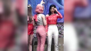 Fromis_9 - Nakyung tight ass