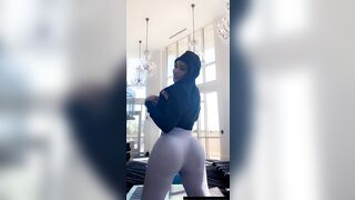 huge jiggling ass