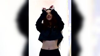 Hailee Steinfeld Belly & Underboob Show