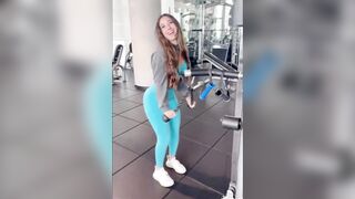 Silly brunette can't even keep a straight face at the gym