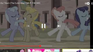 What in equestria how did a earth pony turn into a Pegasus .-.?