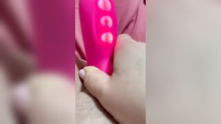 Watch me cum to my new vibrator!