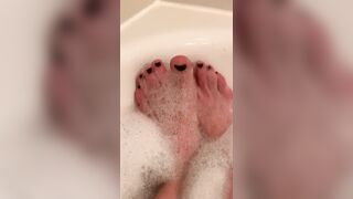 Bubble bath feet